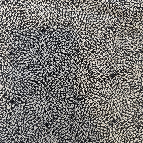 Lululemon black and white skirt - size 4 - Picture 2 of 4